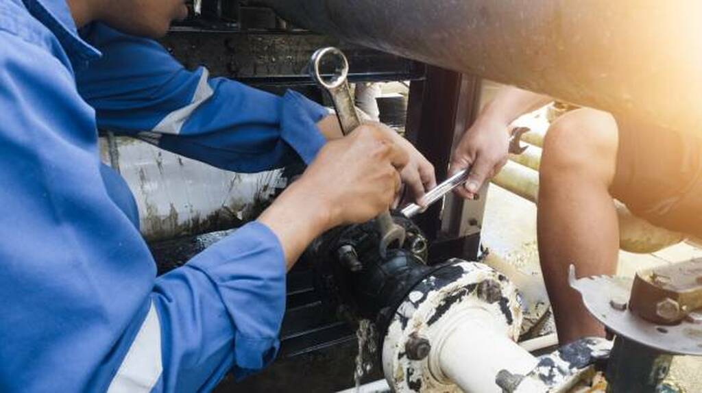 Langkah-Langkah Pengecekan Oli Mesin Alat Berat