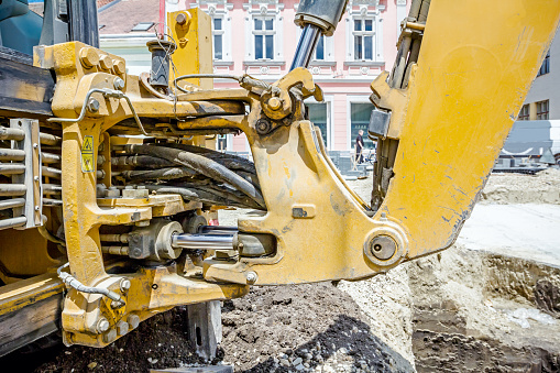 Memperbaiki Boom Hidrolik yang Retak