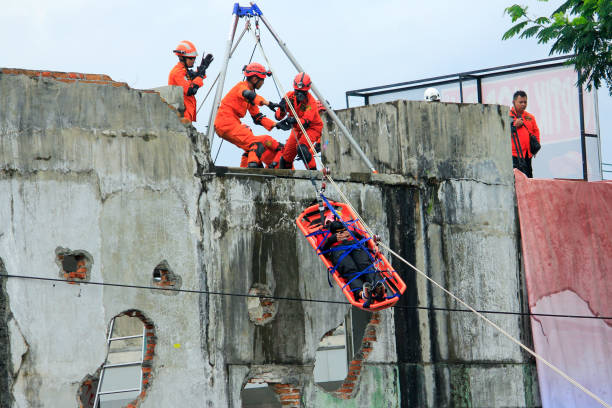Proses Evakuasi Longsor dengan Alat Berat