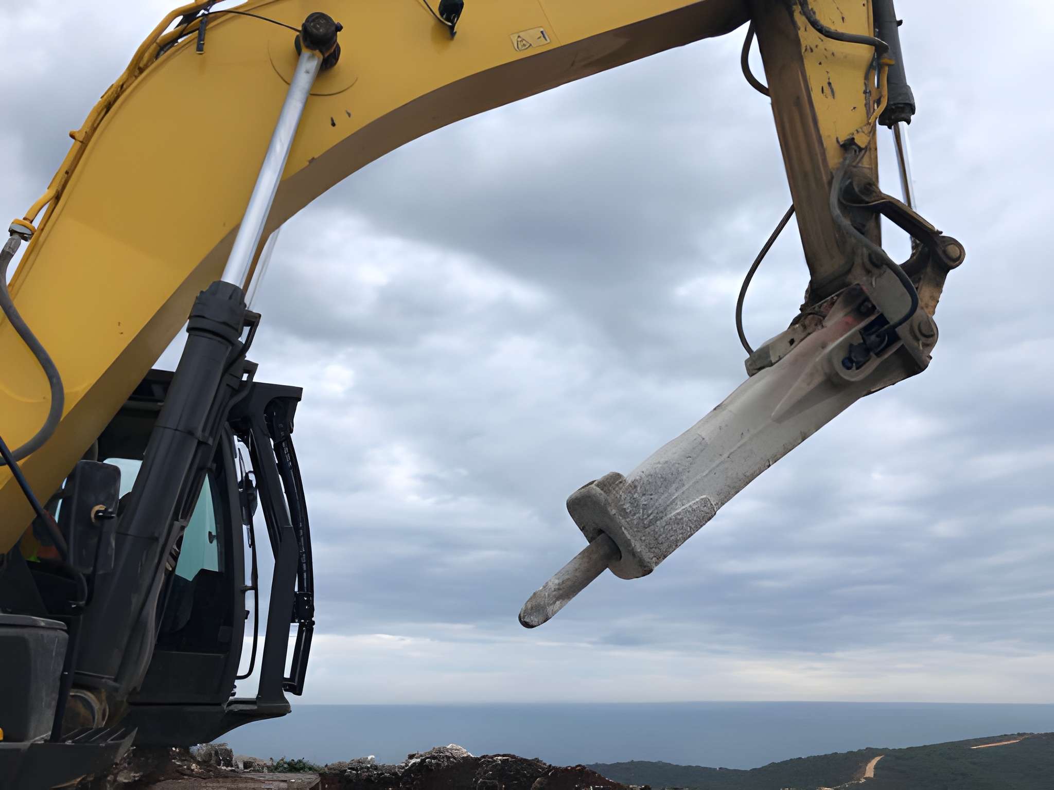 Tips Mengoptimalkan Chisel Breaker pada Excavator