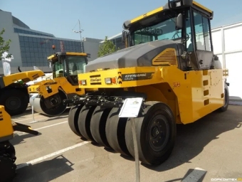 alat berat pneumatic tired roller