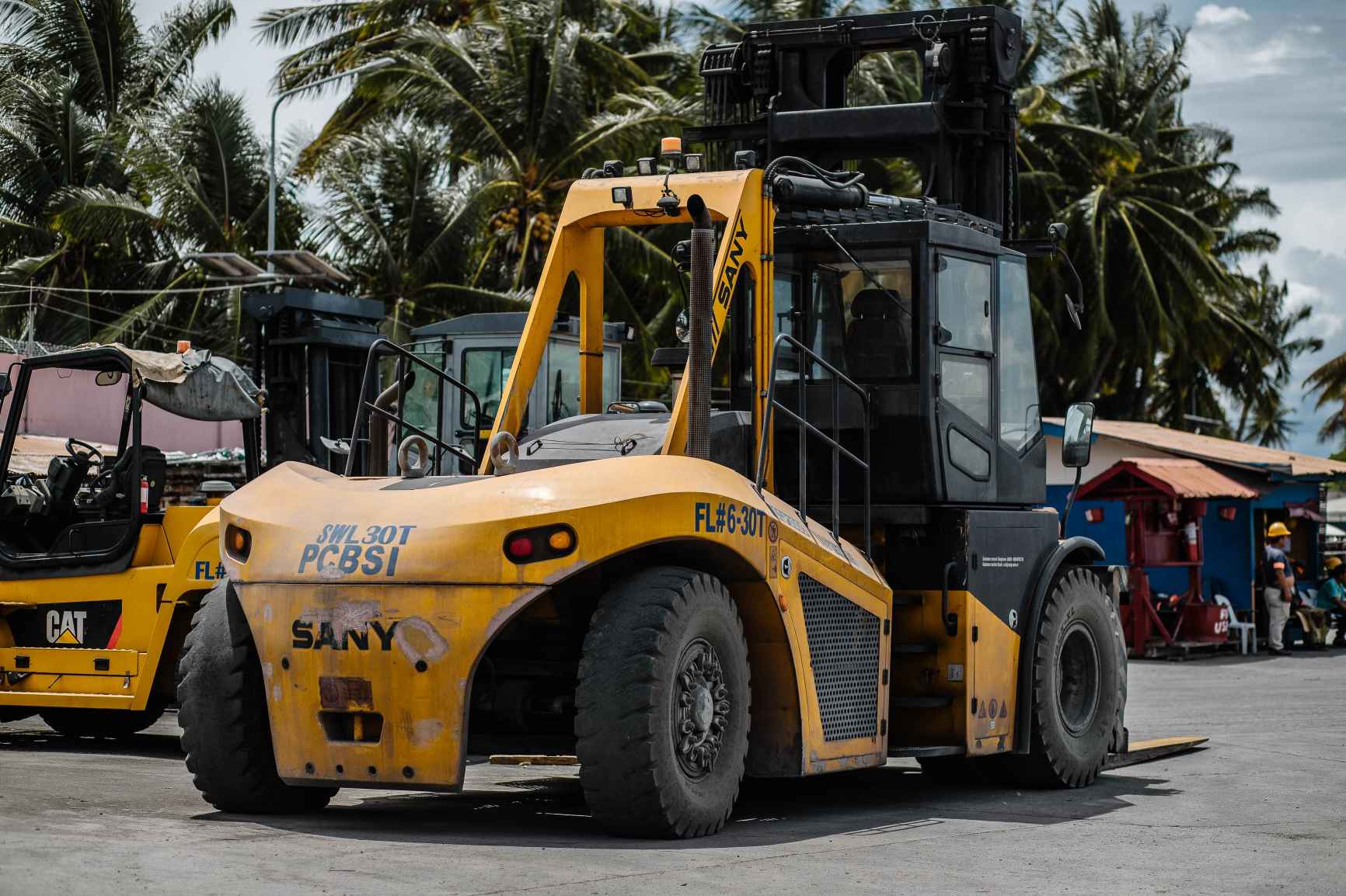 beli vs sewa forklift