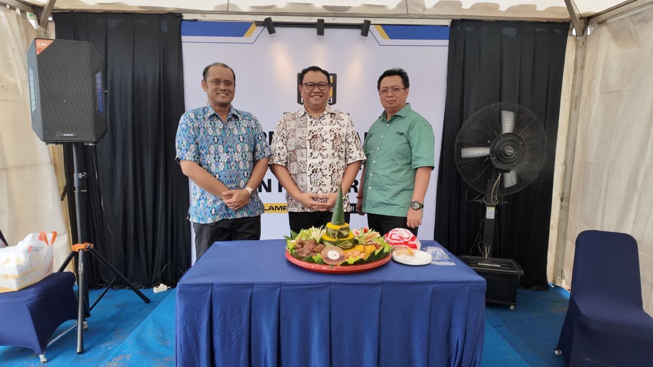 potong tumpeng dipimpin oleh David Jang